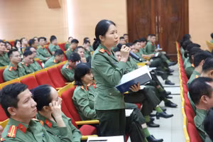 Cán bộ chiến sĩ đặt câu hỏi tại hội nghị về nhà ở xã hội.