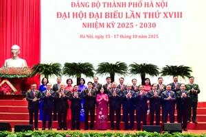 Lãnh đạo, nguyên lãnh đạo Đảng, Nhà nước với lãnh đạo TP Hà Nội tại Đại hội (Ảnh VT).