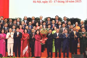 Thường trực Ban Bí thư Trần Cẩm Tú tặng hoa chúc mừng.