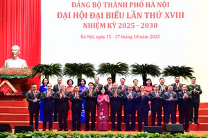 Lãnh đạo, nguyên lãnh đạo Đảng, Nhà nước với lãnh đạo TP Hà Nội tại Đại hội (Ảnh VT).