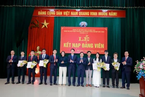 Đại diện lãnh đạo cấp trên trao quyết định kết nạp cho các giảng viên và sinh viên ưu tú của BCI.