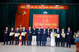 Đại diện lãnh đạo cấp trên trao quyết định kết nạp cho các giảng viên và sinh viên ưu tú của BCI.