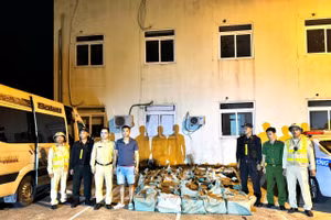 Lực lượng chức năng kiểm tra, phát hiện số lượng lớn khí cười. 