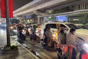 CSGT kiểm tra nồng độ lái xe.