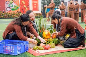 Mâm ngũ quả được các học viên chuẩn bị chu đáo, đẹp mắt.