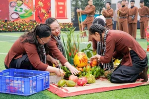 Mâm ngũ quả được các học viên chuẩn bị chu đáo, đẹp mắt.