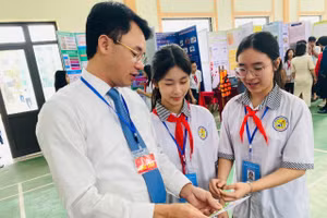 Ông Đỗ Văn Quý - Trưởng phòng GD&ĐT TP Bắc Giang động viên học sinh tại Cuộc thi KHKT cấp tỉnh Bắc Giang.