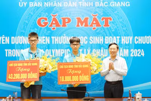 Trước đó, lãnh đạo tỉnh Bắc Giang tuyên dương Thân Thế Công, Trương Phi Hùng (Ảnh TL).