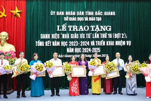 Phó Chủ tịch Thường trực HĐND tỉnh Bắc Giang Lâm Thị Hương Thành và Phó Chủ tịch Thường trực UBND tỉnh Bắc Giang Mai Sơn trao danh hiệu Nhà giáo ưu tú cho 9 nhà giáo.