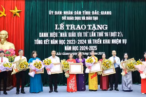 Phó Chủ tịch Thường trực HĐND tỉnh Bắc Giang Lâm Thị Hương Thành và Phó Chủ tịch Thường trực UBND tỉnh Bắc Giang Mai Sơn trao danh hiệu Nhà giáo ưu tú cho 9 nhà giáo.