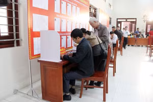 Cử tri phường Bắc Giang gửi gắm niềm tin qua mỗi lá phiếu.