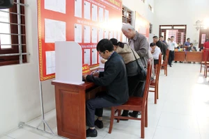 Cử tri phường Bắc Giang gửi gắm niềm tin qua mỗi lá phiếu.