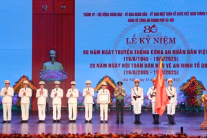 Bộ trưởng Bộ Công an Lương Tam Quang trao Huân chương Chiến công hạng Nhất cho Công an Hà Nội. (Ảnh: MH)