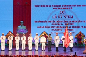 Bộ trưởng Bộ Công an Lương Tam Quang trao Huân chương Chiến công hạng Nhất cho Công an Hà Nội. (Ảnh: MH)