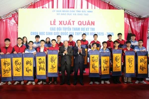 Phó Chủ tịch UBND tỉnh Bắc Ninh Lê Xuân Lợi và Giám đốc Sở GD&ĐT Tạ Việt Hùng trao tặng tranh chữ cho học sinh.