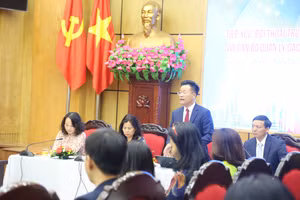 Trưởng phòng GD&ĐT quận Ba Đình đối thoại với cán bộ quản lý tại hội nghị.