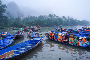 Du khách mặc áo mưa, áo phao lên đò trẩy hội chùa Hương sáng 22/2.