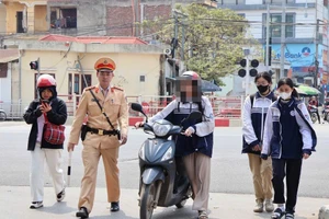 Cảnh sát giao thông kiểm tra, xử lý vi phạm giao thông liên quan đến học sinh.