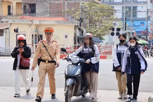 Cảnh sát giao thông kiểm tra, xử lý vi phạm giao thông liên quan đến học sinh.