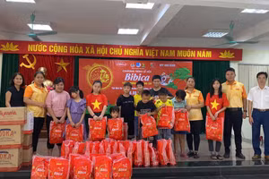 Ban tổ chức trao quà Trung thu cho học sinh (Ảnh tư liệu).