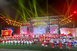 Chương trình nghệ thuật với chủ để “ Dáng hình đất nước, rạng rỡ Việt Nam” tại phường Bắc Giang.