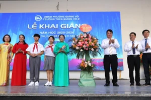 Lãnh đạo phường Giảng Võ tặng hoa chúc mừng thầy trò nhà trường.