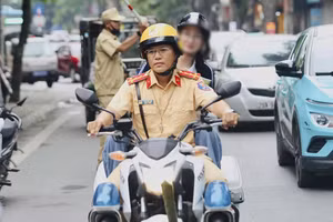 CSGT hỗ trợ thí sinh đến điểm thi an toàn, đúng giờ.