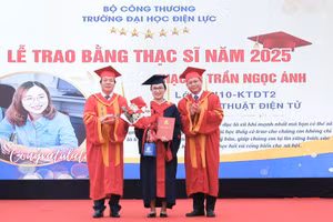 NGƯT. PGS.TS Vũ Đình Ngọ - Chủ tịch HĐT (trái) và PGS.TS Đinh Văn Châu - Hiệu trưởng EPU trao bằng tốt nghiệp cho tân Thạc sĩ Trần Ngọc Ánh.