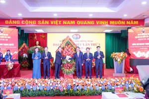 Chủ nhiệm Ủy ban Kiểm tra Thành ủy Hà Nội Hoàng Trọng Quyết tặng hoa chúc mừng Đại hội.