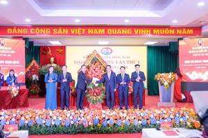 Chủ nhiệm Ủy ban Kiểm tra Thành ủy Hà Nội Hoàng Trọng Quyết tặng hoa chúc mừng Đại hội.