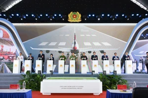 Bộ trưởng Lương Tam Quang và lãnh đạo các bộ, ngành, địa phương thực hiện nghi lễ khởi công dự án.