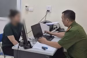 Nữ sinh N kể lại sự việc với cơ quan công an. 