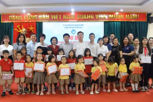 Đại diện Sở GD&ĐT Hà Nội, Công đoàn ngành Giáo dục Thủ đô, Phòng GD&ĐT cùng đại biểu trao quà cho học sinh.