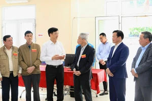 Bí thư Thành ủy Hà Nội Nguyễn Duy Ngọc trao đổi với cử tri phường Hồng Hà.