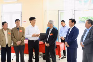 Bí thư Thành ủy Hà Nội Nguyễn Duy Ngọc trao đổi với cử tri phường Hồng Hà.