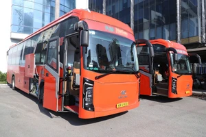 Đoàn công tác trên xe khách giường nằm hai tầng đi trên đường núi (ảnh minh họa).