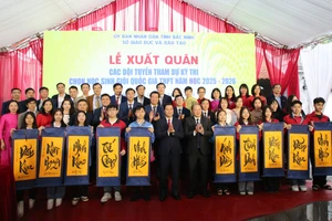 Phó Chủ tịch UBND tỉnh Bắc Ninh Lê Xuân Lợi cùng đại biểu chụp ảnh lưu niệm với đại diện giáo viên và học sinh.