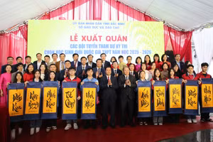 Phó Chủ tịch UBND tỉnh Bắc Ninh Lê Xuân Lợi cùng đại biểu chụp ảnh lưu niệm với đại diện giáo viên và học sinh.