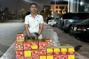 Nguyễn Văn Hường và tang vật pháo nổ.