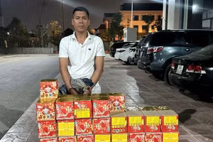 Nguyễn Văn Hường và tang vật pháo nổ.