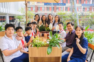 Thầy trò Trường THCS Cầu Giấy.