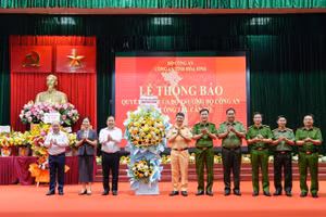 Lãnh đạo tỉnh Hòa Bình chúc mừng Đại tá Đỗ Thanh Bình, tân Cục trưởng Cục Cảnh sát giao thông.