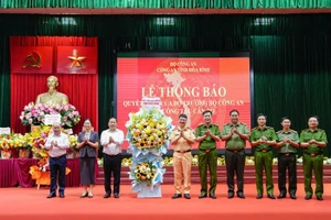 Lãnh đạo tỉnh Hòa Bình chúc mừng Đại tá Đỗ Thanh Bình, tân Cục trưởng Cục Cảnh sát giao thông.