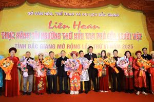 Phó Chủ tịch Thường trực UBND tỉnh Bắc Giang Mai Sơn và đại biểu tặng hoa cho các đơn vị tham dự Liên hoan.