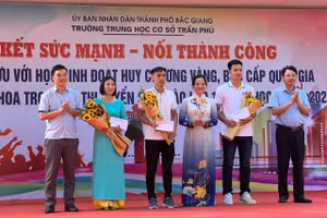 Lãnh đạo Phòng GD&ĐT cùng đại biểu, nhà trường khen thưởng các VĐV đạt thành tích cao, 