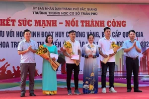 Lãnh đạo Phòng GD&ĐT cùng đại biểu, nhà trường khen thưởng các VĐV đạt thành tích cao, 