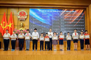 Bí thư Quận ủy Ba Đình Hoàng Minh Dũng Tiến trao khen thưởng cho các em học sinh.