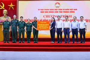 Đại tá Vũ Thị Hải Phượng, Phó Chủ tịch Hội đồng quản trị Ngân hàng TMCP Quân đội (MB) (thứ tư từ trái qua) đại diện MB cùng Bộ Quốc phòng trao số tiền ủng hộ.