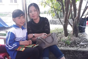 Nhà báo Lê Võ Nguyệt Thương lưu lại hình ảnh với em học sinh trong lần công tác tại tỉnh Lạng Sơn.