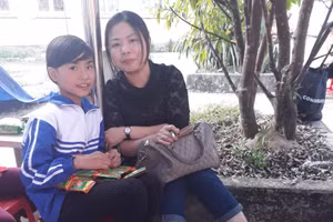 Nhà báo Lê Võ Nguyệt Thương lưu lại hình ảnh với em học sinh trong lần công tác tại tỉnh Lạng Sơn.